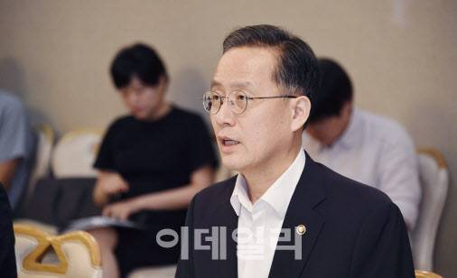 이형일 기획재정부 차관이 1일 오후 정부서울청사에서 열린 ‘경제형벌 합리화TF’ 회의를 주재하고 있다.(사진=기재부)