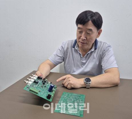 이기붕 바이오퍼스글로벌 대표가 18일 인천광역시 남동구에 위치한 사무실에서 이데일리와 인터뷰하며 소프트웨어 회로 개발에 대해 설명하고 있다. (사진=이데일리 김새미 기자)