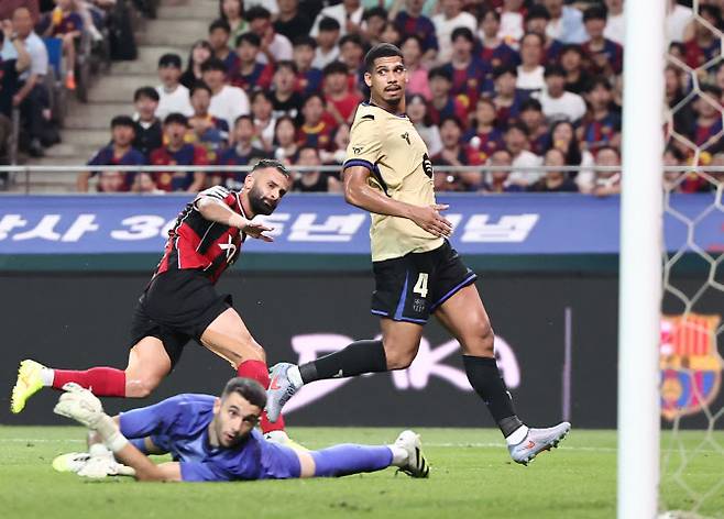 31일 서울월드컵경기장에서 열린 FC바르셀로나 2025 아시아투어 에디션 FC서울과 FC바르셀로나의 경기. FC서울 야잔이 동점골을 성공하고 있다. 사진=연합뉴스