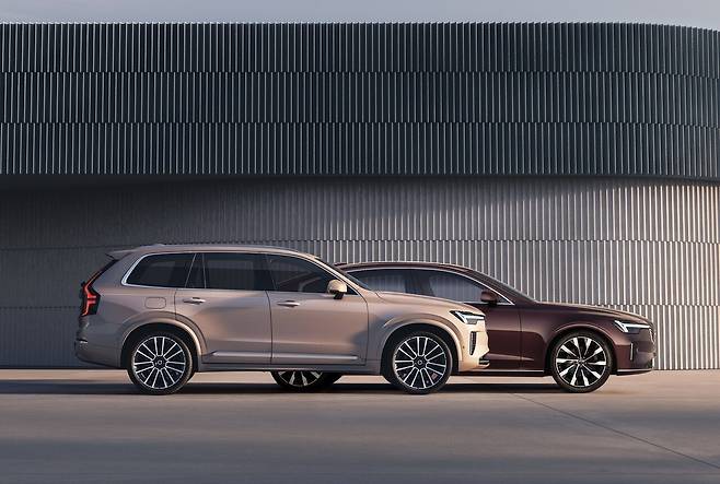볼보자동차 플래그십 모델인 XC90과 S90