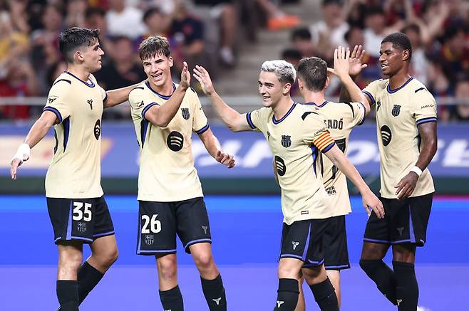 31일 서울월드컵경기장에서 열린 FC서울과 경기에서 가비의 골이 터지자 기뻐하는 FC바르셀로나 선수들