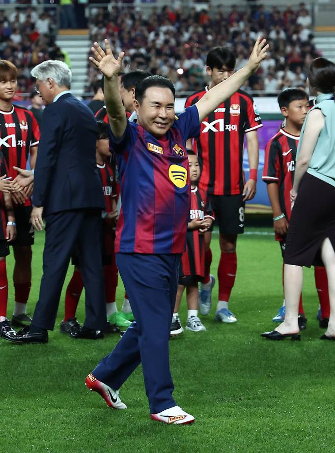 31일 서울월드컵경기장에서 열린 FC바르셀로나 2025 아시아투어 에디션 FC서울과 FC바르셀로나의 경기. 윤홍근 제네시스BBQ 회장이 인사를 하고 있다. 2025.7.31