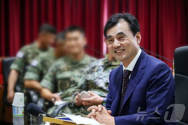 안규백 국방부 장관이 28일 취임 후 첫 현장점검으로 특수전사령부 제3공수여단을 방문해 장병들과 대화하며 환하게 웃고 있다. (국방부 제공, 재판매 및 DB금지) 2025.7.28/뉴스1
