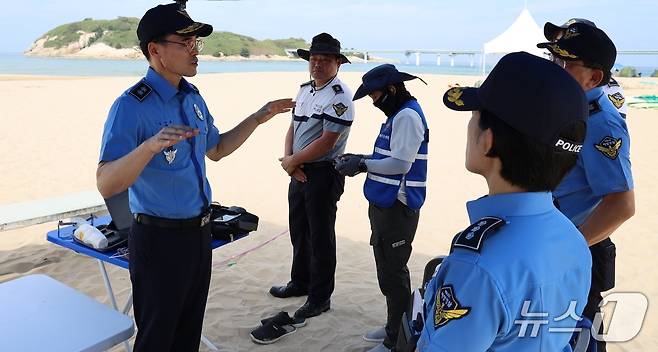 김성종 동해지방해양경찰청장이 31일 최근 물놀이 사고가 잇따른 고성 송지호 해수욕장을 찾아 안전 점검 중이다.(동해해경청 제공, 재판매 및 DB 금지) 2025.7.31/뉴스1