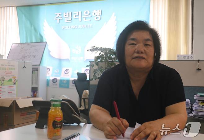 유순덕 롤링주빌리 상임이사가 서울 성동구의 사무실에서 <뉴스1>과 인터뷰를 하는 모습. 2025.7.28/뉴스1 ⓒ News1 김근욱 기자