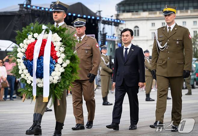 31일(현지시간) 안규백 국방부 장관이 폴란드 바르샤바에서 무명용사의 묘를 찾아 헌화하고 있다.  (국방부 제공)