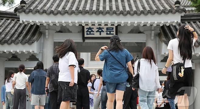 청와대 관람 일시 종료를 하루 앞둔 31일 오후 서울 종로구 청와대 춘추문으로 관람객들이 입장하고 있다.  2025.7.31/뉴스1 ⓒ News1 김진환 기자