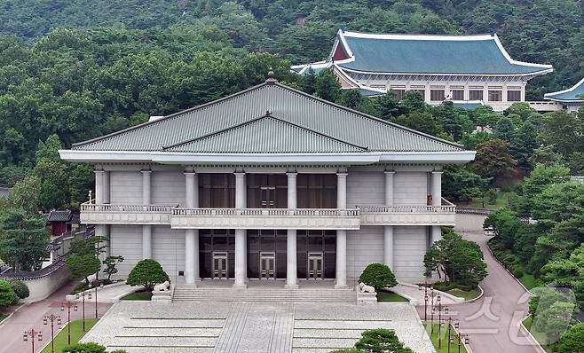 이재명 대통령이 청와대로 집무실 복귀를 예고한 가운데 오는 8월 1일부터 보안·안전 점검 등 준비작업을 위해 관람이 임시 중단된다. 사진은 30일 서울 종로구 세종로 청와대 영빈관. 2025.7.30/뉴스1 ⓒ News1 김진환 기자