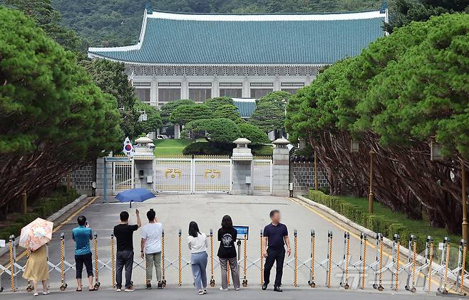 청와대 관람 일시 종료를 하루 앞둔 31일 오후 서울 종로구 청와대 정문 앞에서 관광객들이 스마트폰으로 촬영하고 있다.  2025.7.31/뉴스1 ⓒ News1 김진환 기자