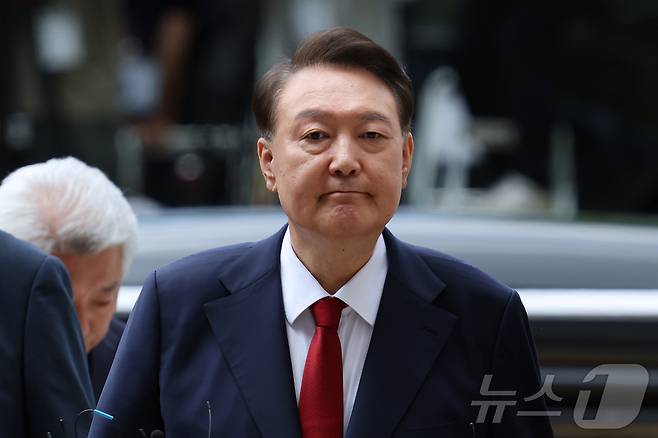 12·3 비상계엄과 관련해 특검의 수사를 받는 윤석열 전 대통령이 두 번째 구속 전 피의자심문(영장실질심사)를 받기 위해  지난달 9일 오후 서울 서초구 중앙지방법원으로 출석하고 있다. 2025.7.9/뉴스1 ⓒ News1 사진공동취재단
