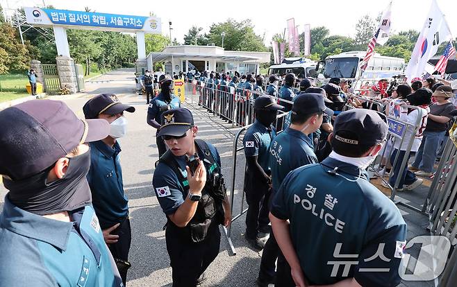 김건희 여사의 각종 의혹을 수사하는 김건희 특검팀(특별검사 민중기)이 윤석열 전 대통령에 대한 체포영장 집행에 나선 1일 오전 경기도 의왕 서울구치소에서 경찰들이 경계근무를 서고 있다.  2025.8.1/뉴스1 ⓒ News1 김성진 기자