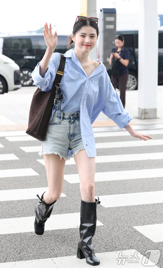 배우 한소희가 1일 오전 팬미팅을 위해 인천국제공항을 통해 대만 타이베이로 출국하며 인사를 하고 있다. ⓒ News1 권현진 기자