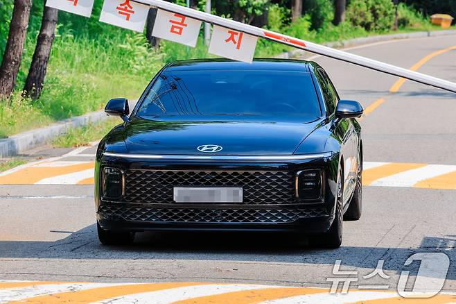 김건희 여사의 각종 의혹을 수사하는 김건희 특검팀(특별검사 민중기)의 윤석열 전 대통령에 대한 체포영장 집행이 실패한 1일 오전 경기도 의왕 서울구치소에서 특검팀이 탄 차량이 서울구치소를 빠져나가고 있다. (공동취재) 2025.8.1/뉴스1 ⓒ News1 김성진 기자