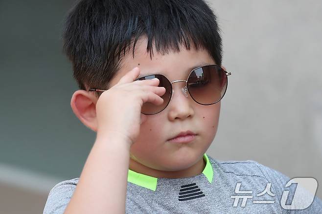 폭염이 계속된 1일 대구 중구 동성로에서 한 어린이가 선글라스로 따가운 햇볕을 가린 채 발걸음을 옮기고 있다. 2025.8.1/뉴스1 ⓒ News1 공정식 기자
