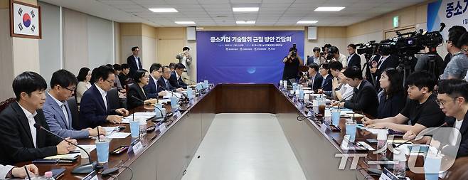 한성숙 중소벤처기업부 장관이 1일 오후 서울 중구 대·중소기업·농어업협력재단 대회의실에서 열린 중소기업 기술탈취 근절 방안 마련을 위한 간담회에서 인사말을 하고 있다. 이번 간담회는 중기부, 공정거래위원회, 특허청, 중소기업 대표, 전문가 등이 중소기업 기술탈취 현황을 진단하고 해법을 모색하기 위해 마련됐다. 2025.8.1/뉴스1 ⓒ News1 박지혜 기자