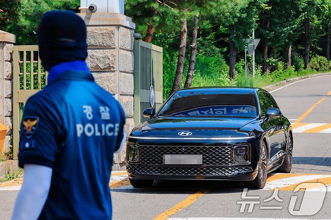 김건희 여사의 각종 의혹을 수사하는 김건희 특검팀(특별검사 민중기)의 윤석열 전 대통령에 대한 체포영장 집행이 실패한 1일 오전 경기도 의왕 서울구치소에서 특검팀이 탄 차량이 서울구치소를 빠져나가고 있다. (공동취재) 2025.8.1/뉴스1 ⓒ News1 김성진 기자