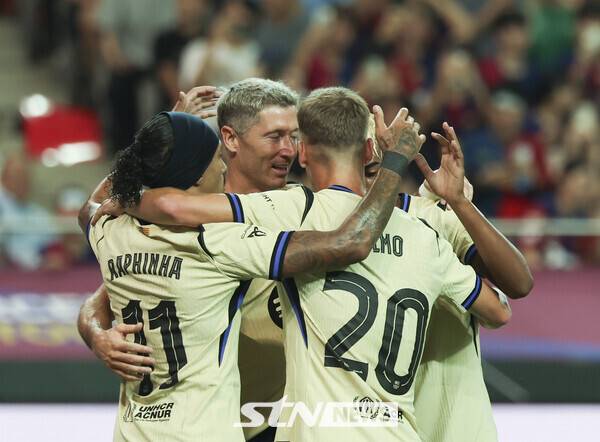 31일 서울 마포구 상암월드컵경기장에서 열린 FC 바르셀로나 2025 아시아 투어 FC 바르셀로나 대 FC서울의 경기, FC바르셀로나 레반도프스키가 골을 성공시키고 선수들과 기뻐하고 있다. /사진=뉴시스