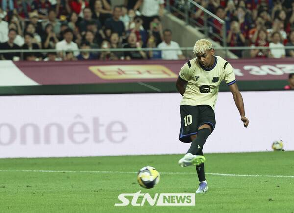31일 서울 마포구 상암월드컵경기장에서 열린 FC 바르셀로나 2025 아시아 투어 FC 바르셀로나 대 FC서울의 경기, FC바르셀로나 라민 야말이 슛을 하고 있다. /사진=뉴시스