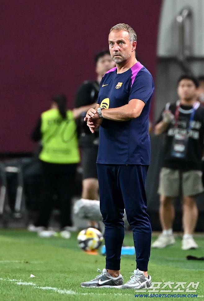 31일 서울월드컵경기장에서 열린 FC 바르셀로나와 FC 서울의 경기, 한지 플릭 감독이 경기를 지켜보고 있다. 상암=허상욱 기자wook@sportschosun.com/2025.07.31/