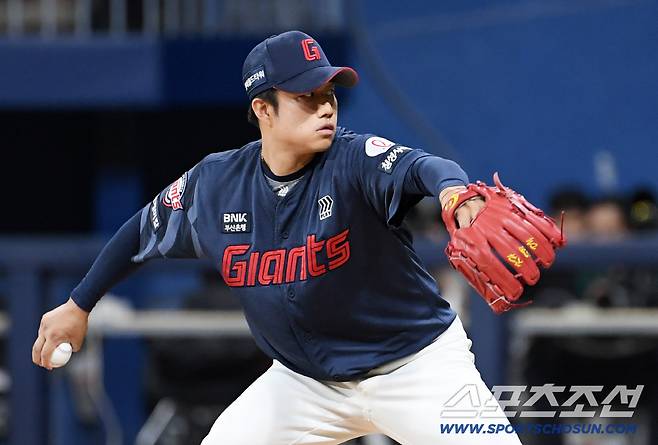 22일 서울 고척스카이돔에서 열린 키움 히어로즈와 롯데 자이언츠의 경기. 롯데 김강현이 역투하고 있다. 고척=박재만 기자 pjm@sportschosun.com/2025.07.22/
