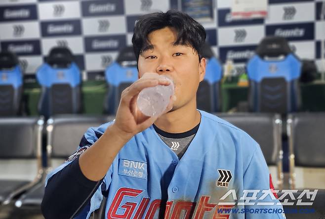 롯데 손호영이 29일 NC전이 끝난 뒤 취재진과의 인터뷰를 시작하며 물을 마시고 있다. 부산=권인하 기자