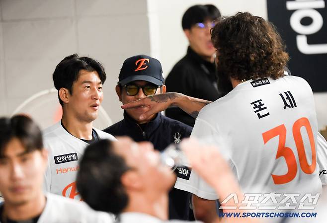 연패를 끊는데 앞장선 에이스 폰세가 더그아웃에 들어와 양상문 코치를 가운데 놓고 포수 최재훈과 티격태격했다.