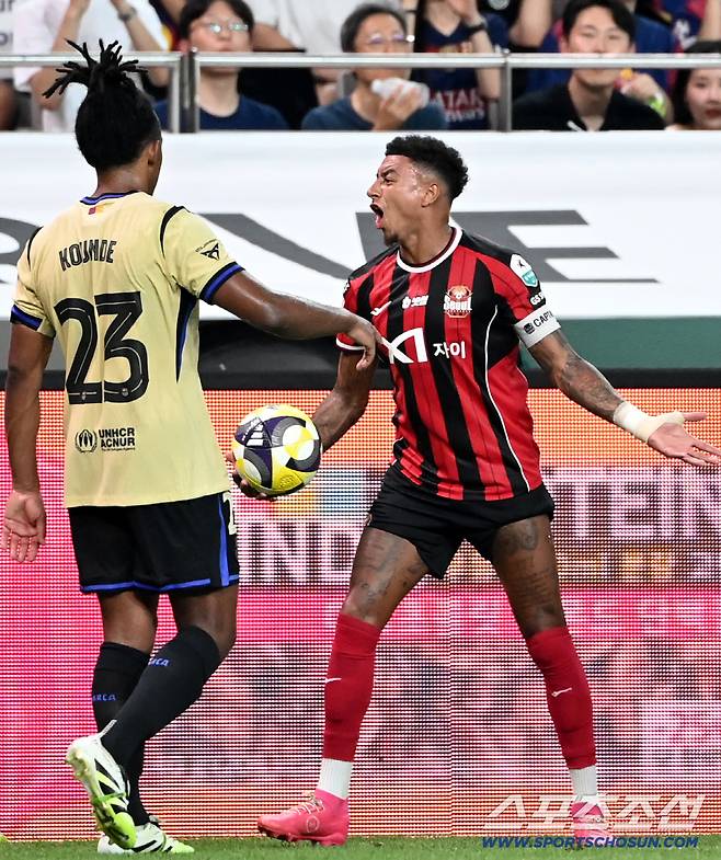 31일 서울월드컵경기장에서 열린 FC 바르셀로나와 FC 서울의 경기, 린가드가 아웃된 공이 바르셀로나의 공이 선언되자 아쉬워하고 있다. 상암=허상욱 기자wook@sportschosun.com/2025.07.31/