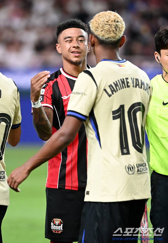 31일 서울월드컵경기장에서 열린 FC 바르셀로나와 FC 서울의 경기, 린가드와 라민 야말이 인사를 나누고 있다. 상암=허상욱 기자wook@sportschosun.com/2025.07.31/
