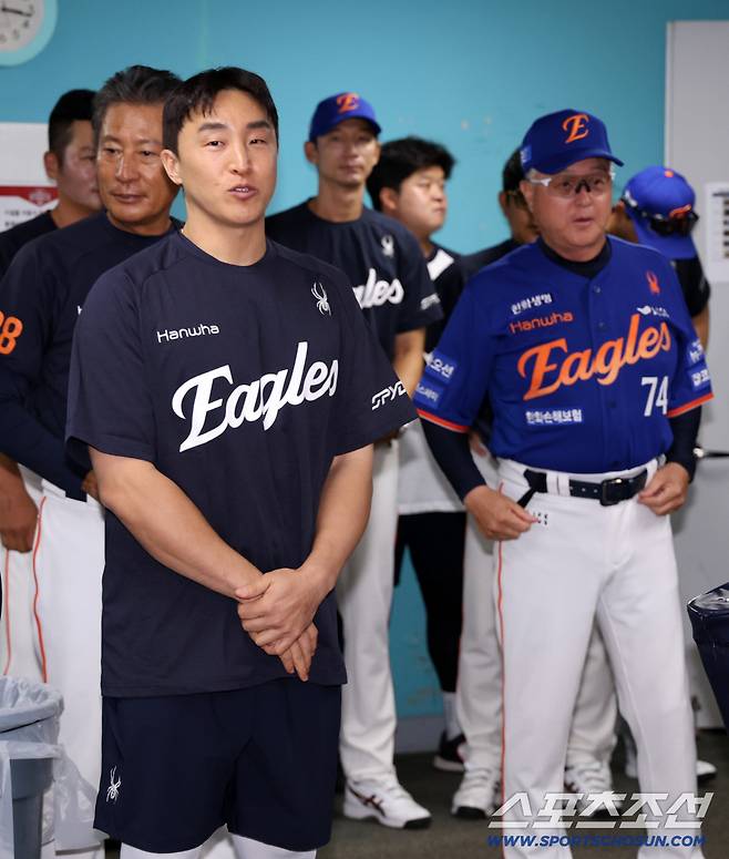 1일 광주 기아챔피언스필드에서 열린 KIA 타이거즈와 한화 이글스의 경기. 트레이드로 팀에 합류한 손아섭이 선수단과 인사를 나누고 있다. 광주=박재만 기자 pjm@sportschosun.com/2025.08.01/