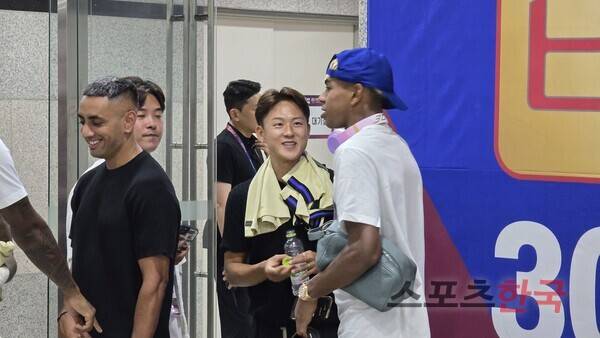 인사를 나누는 이승우와 라민 야말. ⓒ스포츠한국 김성수 기자