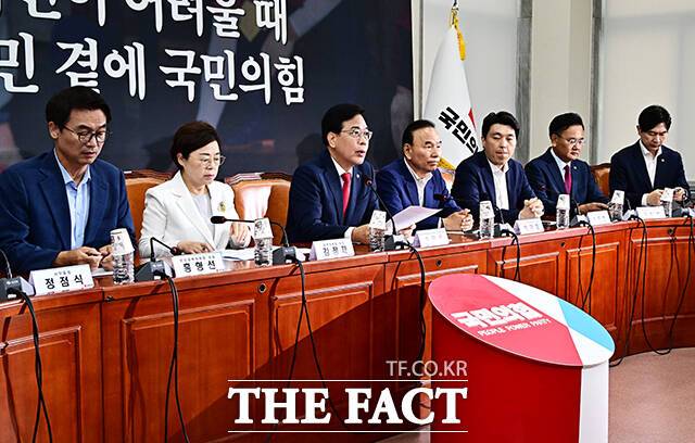 특검 대응 TF를 꾸리겠다고 한지 3주가 지났지만 국민의힘은 여전히 인적 구성을 완료하지 못했다. 사진은 송언석 국민의힘 비상대책위원장 겸 원내대표가 지난달 31일 오전 서울 여의도 국회에서 열린 비상대책위원회의에 참석해 모두발언을 하고 있는 모습. /배정한 기자