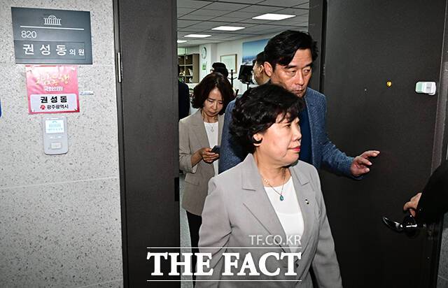 특검이 당을 겨냥해 수사망을 좁혀오고, 여당은 대응 특별위원회까지 만들어 압박하면서 국민의힘은 점점 더 궁지에 몰리고 있다. 사진은 국민의힘 의원들이 지난달 18일 오후 서울 여의도 국회 의원회관 내 김건희 특검팀이 압수수색 중인 권성동 의원실에서 나와 이동하고 있는 모습. /배정한 기자
