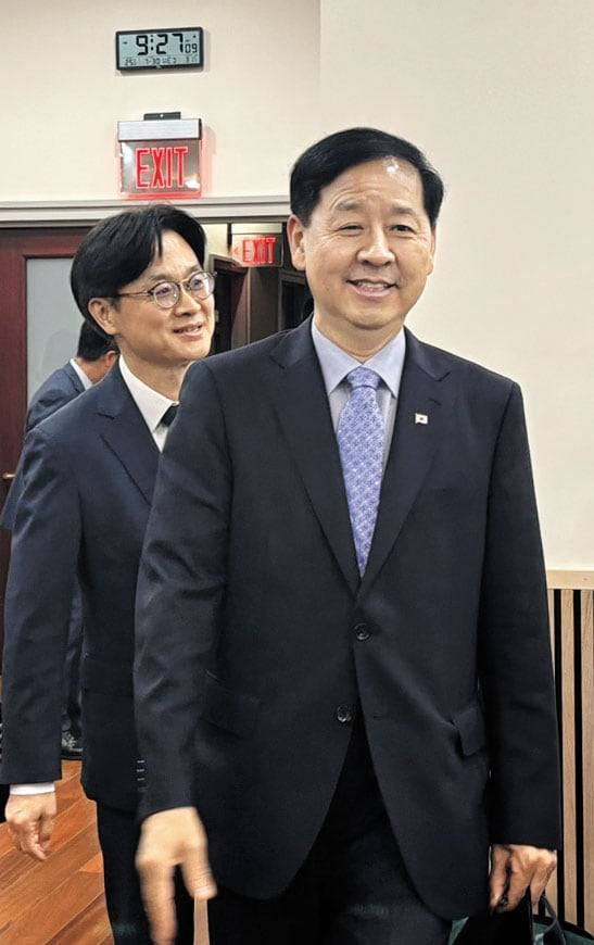 한밤에 '타결' 브리핑 - 30일(현지 시각) 구윤철(오른쪽) 경제부총리와 김정관 산업통상자원부 장관이 한미 관세 협상 결과를 설명하기 위해 주미(駐美) 한국 대사관 브리핑실로 들어서고 있다. 두 사람은 이날 시계가 오후 9시 27분을 가리킬 때까지 일정을 소화하며 협상에 임했지만 후련한 표정을 짓고 있다. /뉴시스