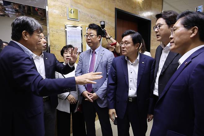 1일 서울 여의도 국회에서 방송 3법, 노란봉투법, 상법 등 을 심의, 의결하기 위해 열린 법제사법위원회 전체회의가 정회된 후 법사위 국민의힘 간사 박형수 의원을 비롯한 의원들이 토론 종결 등 위원회 운영에 대해 이춘석 위원장에게 항의하고 있다. /연합뉴스