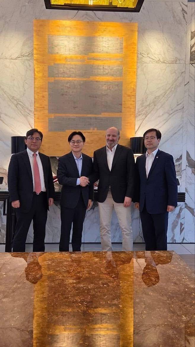 김정관 산업통상자원부 장관이 1일 자신의 페이스북에 협상 뒷이야기를 전하면서 뉴욕에서 2시간에 걸쳐 러트닉 장관과 2차 협상을 마친 뒤 함께 찍은 사진을을 공개했다. 김 장관은 "촉박한 시간 속에서 워싱턴DC, 뉴욕, 스코틀랜드를 넘나들며 1주일 만에 7차례 협상을 이어갔고, 6번의 비행으로 약 25,000km를 이동했다"고 했다. /김정관 장관 페이스북 캡처