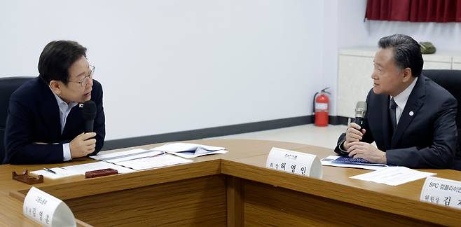 이재명 대통령이 지난달 25일 경기 시흥시 SPC 삼립 시흥 공장에서 열린 산업재해 근절 현장 노사간담회에서 허영인 SPC그룹 회장에게 근로자 노동 환경 등에 대해 질문하고 있는 모습. /연합뉴스