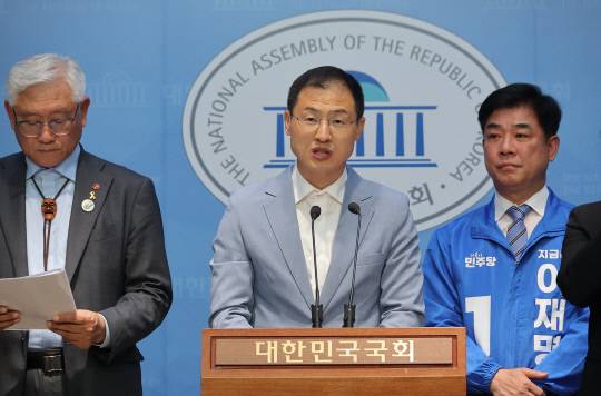 김상욱 더불어민주당 의원이 지난 5월 26일 국회 소통관에서 국민주권전국회의 합류 관련 기자회견을 하고 있다.연합뉴스