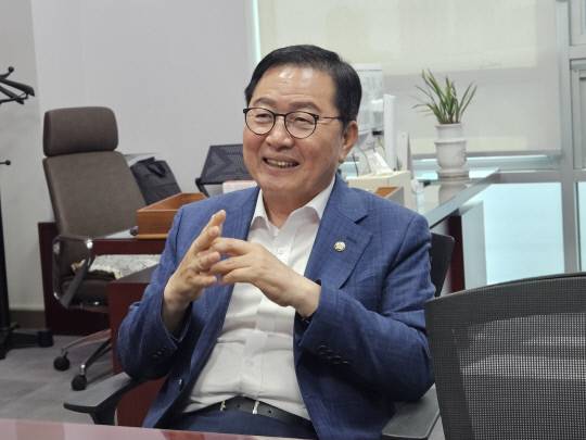 장종태 더불어민주당 의원이 서울 여의도 국회의원회관에서 의정활동 방향성을 설명하고 있다. 조은솔 기자