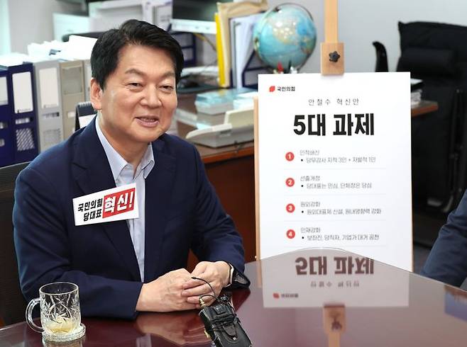 안철수 국민의힘 당대표 후보가 31일 오전 의원회관에서 열린 2030커피챗 행사에서 청년 사업가들과 대화를 하고 있다. ⓒ뉴시스