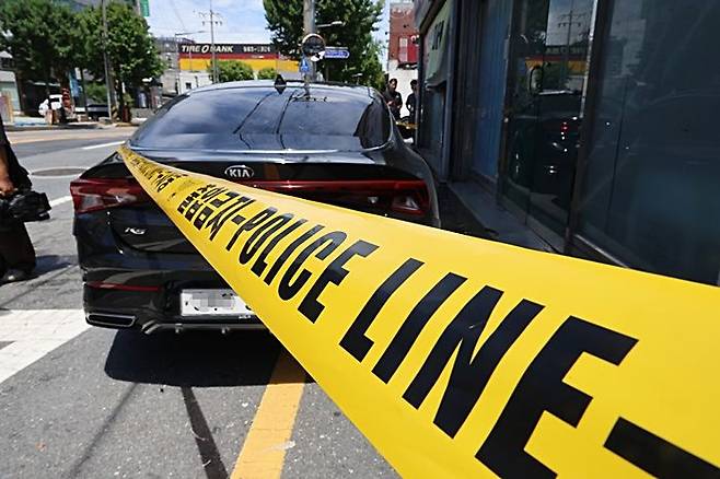 지난 30일 오전 대전 중구 한 지하차도 근처에서 전 연인을 살해한 혐의를 받는 A(20대)씨가 도주 약 24시간 만에 긴급체포 됐다. 사진은 A씨가 도주에 이용한 렌터카 주변으로 폴리스라인이 처져 있는 모습. ⓒ연합뉴스
