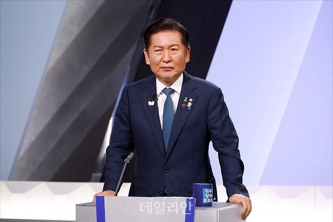 정청래 더불어민주당 당대표 후보가 지난달 27일 오후 서울 여의도 KBS 신관 공개홀에서 TV토론회 시작 전 토론 준비를 하고 있다. ⓒ데일리안 홍금표 기자