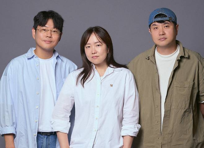 모태솔로들의 서툰 연애 도전기로 인기를 끈 넷플릭스 연애 예능 ‘모태솔로지만 연애는 하고 싶어’의 원승재, 김노은, 조욱형 PD(왼쪽 사진 왼쪽부터). 넷플릭스 제공
