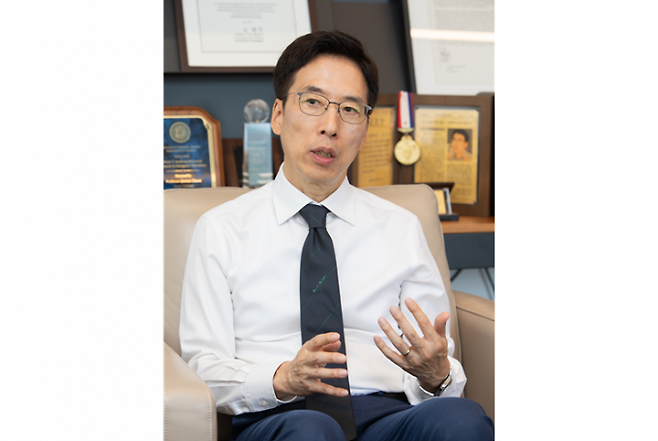 28일 연세대 IBS관에서 인터뷰 중인 천진우 IBS 나노의학연구단장(연세대 화학과 교수). 천 단장은 막스플랑크-연세 IBS 나노의학 센터장을 맡았다. IBS 제공