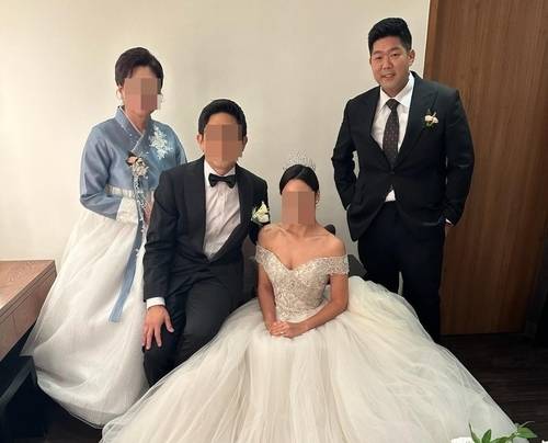 미 이민당국에 구금된 김태흥(맨 오른쪽)씨가 동생의 결혼식에 참석해 찍은 사진. [미주한인봉사교육단체협의회 제공]