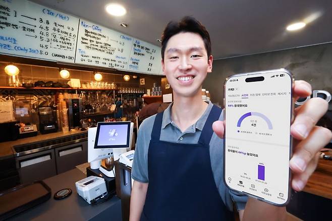 LG유플러스 임직원이 ‘AI전화’ 혜택을 소개하고 있는 모습. LG유플러스 제공