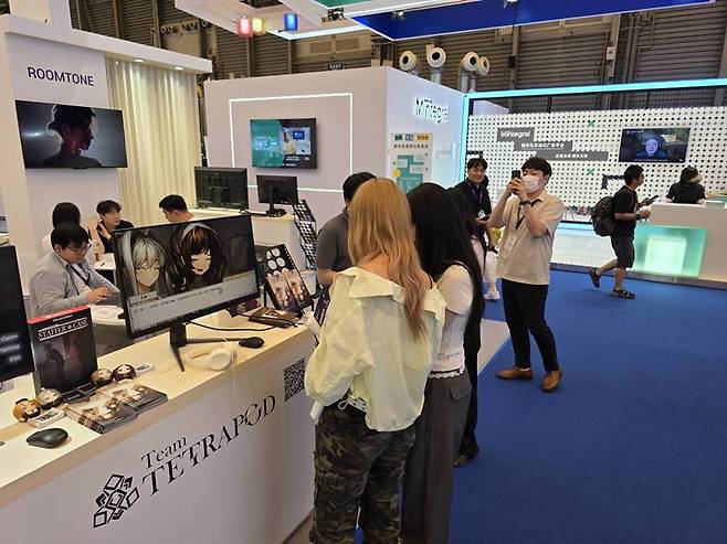 관람객이 게임에 대해 문의하고 있다.