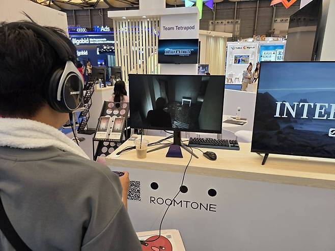 관람객이 게임을 체험하고 있다.