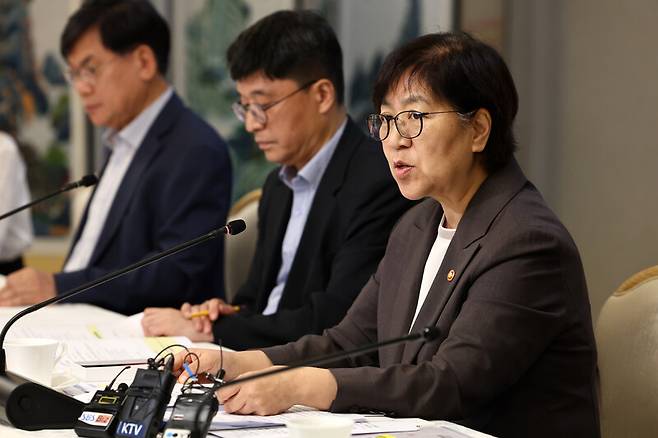 정은경 보건복지부 장관이 7월31일 정부서울청사에서 열린 77차 중앙생활보장위원회에서 발언하고 있다. 연합