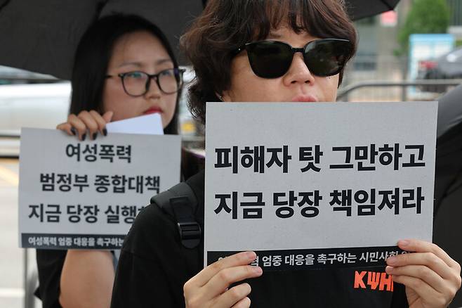한국여성의전화 등 여성폭력 엄중 대응을 촉구하는 시민사회 활동가들이 31일 오전 서울 용산구 대통령실 앞에서 기자회견을 열고 여성살해 및 여성폭력 종합대책을 마련하라고 촉구하고 있다. 김영원 기자 forever@hani.co.kr