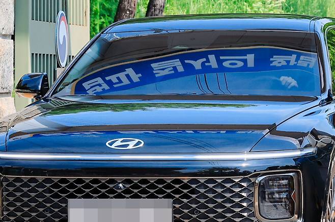 김건희 여사 관련 의혹들을 수사하는 민중기 특별검사팀 차량이 1일 윤석열 전 대통령에 대한 체포영장 집행에 실패한 뒤 경기도 의왕시 서울구치소에서 나오고 있다. 의왕/연합뉴스